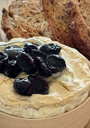 Hình của món 💚 Phô Mai Camembert Nướng Topping Nam Việt Quốc Khô & Siro Phong (Vegetarian).