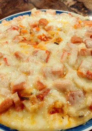 Hình của món Pizza xúc xích, thanh mực, cà chua, hành tây, nấm.