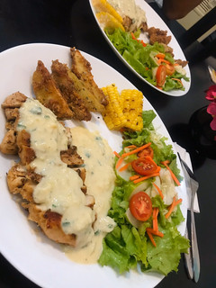 Foto resep Grilled chicken steak, bechamel sauce, crispy potato wedges and garden salad