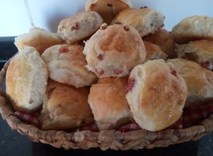 Una foto de Pancitos saborizados con salame y jamón. Ideales para el mate