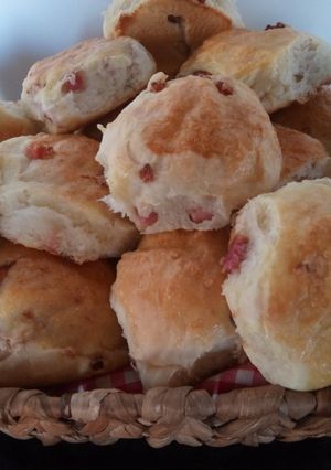 Una foto de Pancitos saborizados con salame y jamón. Ideales para el mate