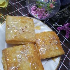 Sweet cheese pocket samosa A picture of Sweet cheese pocket samosa.