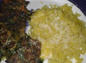 Una foto de Torrejitas de acelga y queso con arroz amarillo con queso fresco y rallado