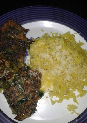 Una foto de Torrejitas de acelga y queso con arroz amarillo con queso fresco y rallado