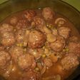 Albondigas en salsa con champiñones y guisantes