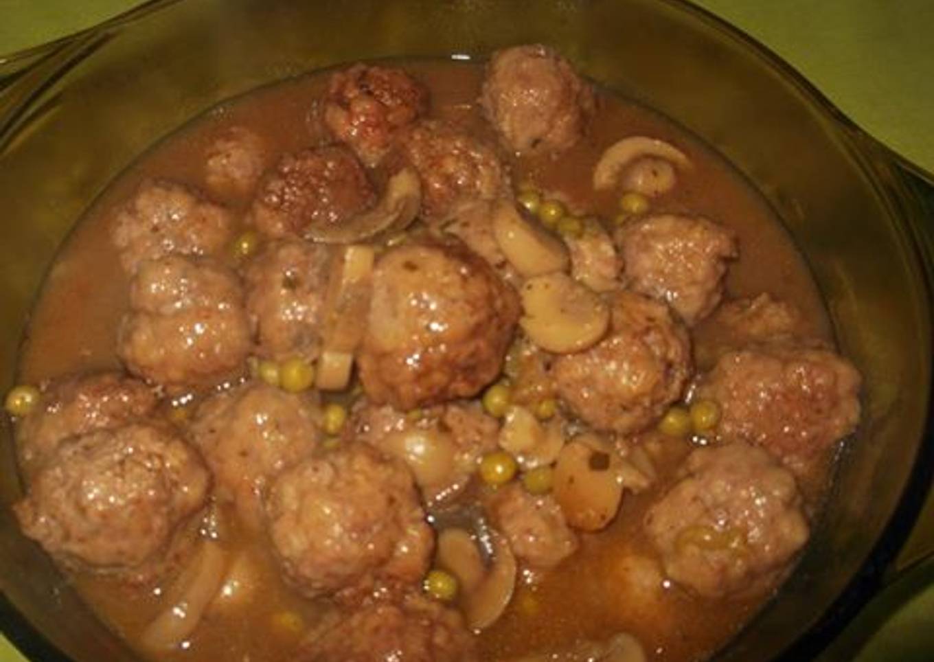 Albondigas en salsa con champiñones y guisantes