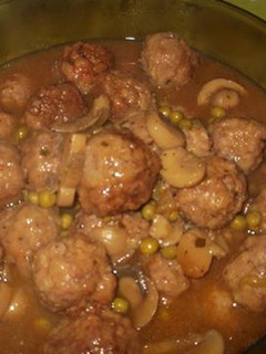 Una foto de Albondigas en salsa con champiñones y guisantes