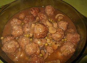Foto principal de Albondigas en salsa con champiñones y guisantes