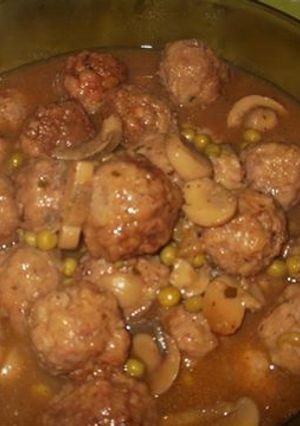 Foto principal de Albondigas en salsa con champiñones y guisantes