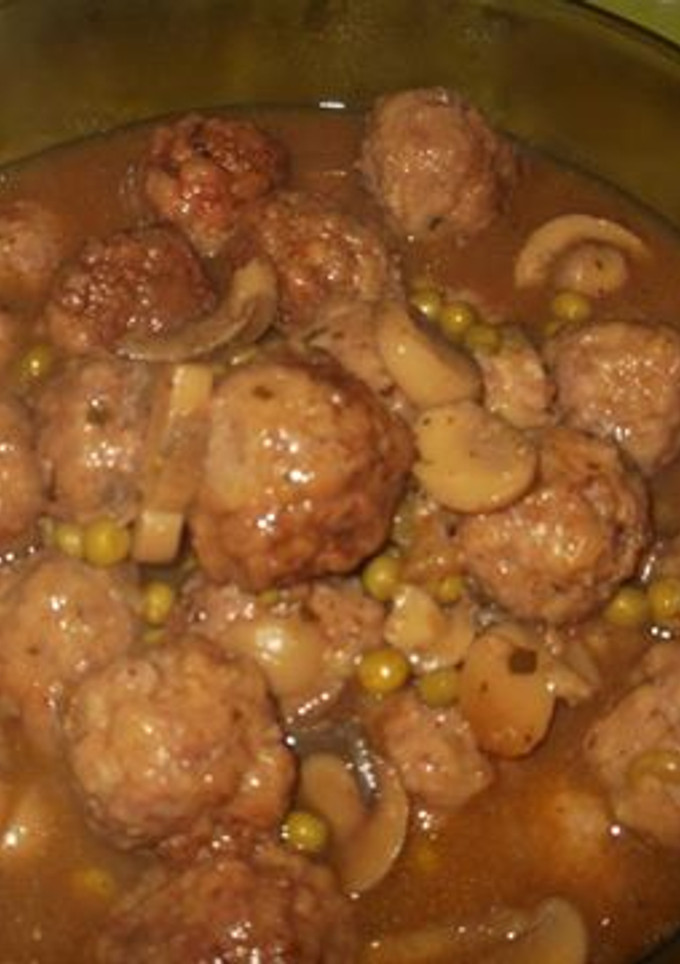 Una foto de Albondigas en salsa con champiñones y guisantes