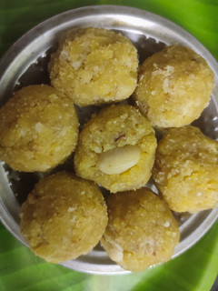ஈஸி பிசன் மில்க் லட்டு (Pisin milk laddo recipe in tamil) செய்முறை முக்கிய புகைப்படம்