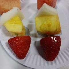 A picture of Fruits skewers.