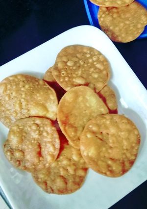 तिखी पूरी(tikhi poori recipe in hindi) रेसिपी मुख्य फोटो