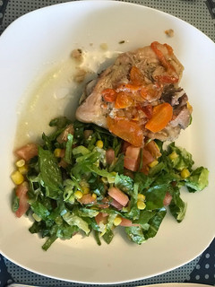 Una foto de Un rico almuerzo, saludable! Pollo rico al horno con salteado