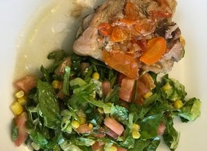 Una foto de Un rico almuerzo, saludable! Pollo rico al horno con salteado
