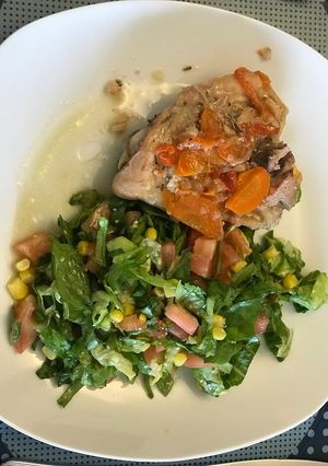 Una foto de Un rico almuerzo, saludable! Pollo rico al horno con salteado