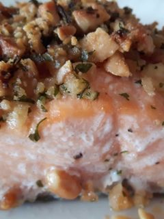 Una foto de Salmón con crujiente de almendras