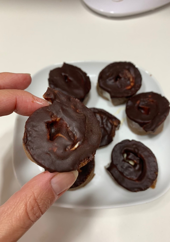 Una foto de Rollitos saludables de chocolate al microondas