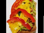 Una foto de tostada de guacamole