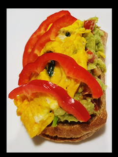 Una foto de Tostada de tortilla fracesa con espinacas, ajo y guacamole casero