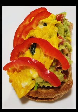 Una foto de Tostada de tortilla fracesa con espinacas, ajo y guacamole casero