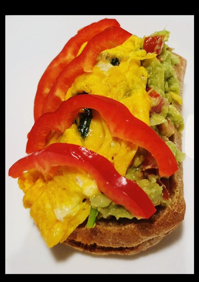 Una foto de Tostada de tortilla fracesa con espinacas, ajo y guacamole casero