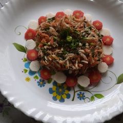 A picture of Carrot and radish salad.