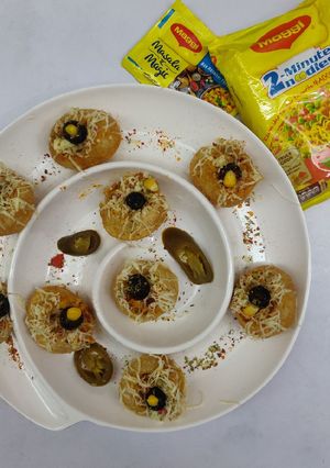 મેક્સિકન મેગી પીઝા પૂરી ચાટ (Mexican Maggi Pizza Puri Chaat Recipe in Gujarati) રેસીપી મુખ્ય ફોટો
