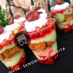 كؤوس الفواكه بالبسكويت والكريمة 🍓🍌🍎🍏-レシピのメイン写真