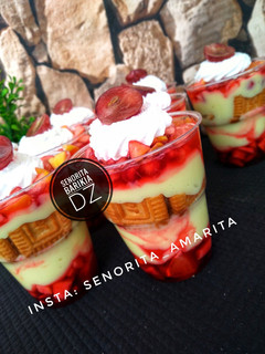 صورة لوصفة كؤوس الفواكه بالبسكويت والكريمة 🍓🍌🍎🍏