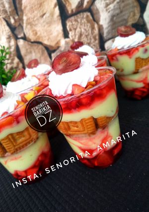 صورة لوصفة كؤوس الفواكه بالبسكويت والكريمة 🍓🍌🍎🍏