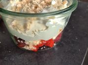 Une photo de fraises dessert