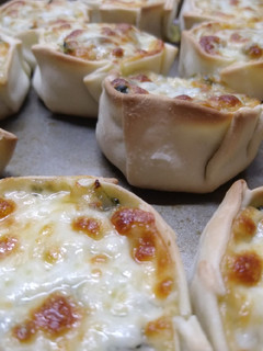 Una foto de Canastas de acelga, cebolla y queso. Simple