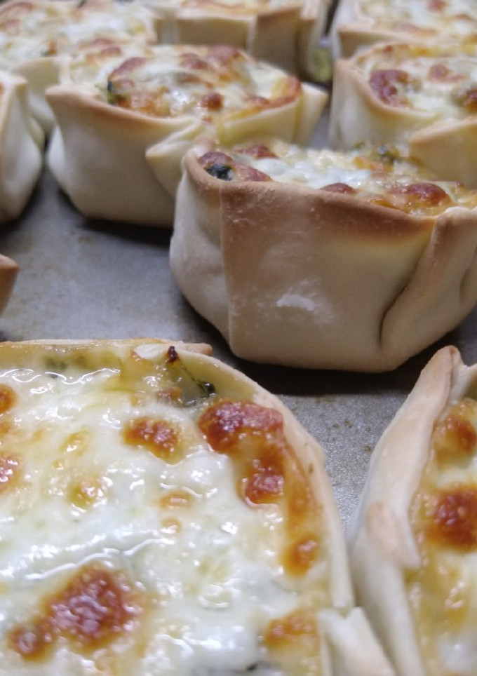 Una foto de Canastas de acelga, cebolla y queso. Simple