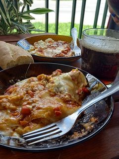 Una foto de Lasaña con salsa boloñesa