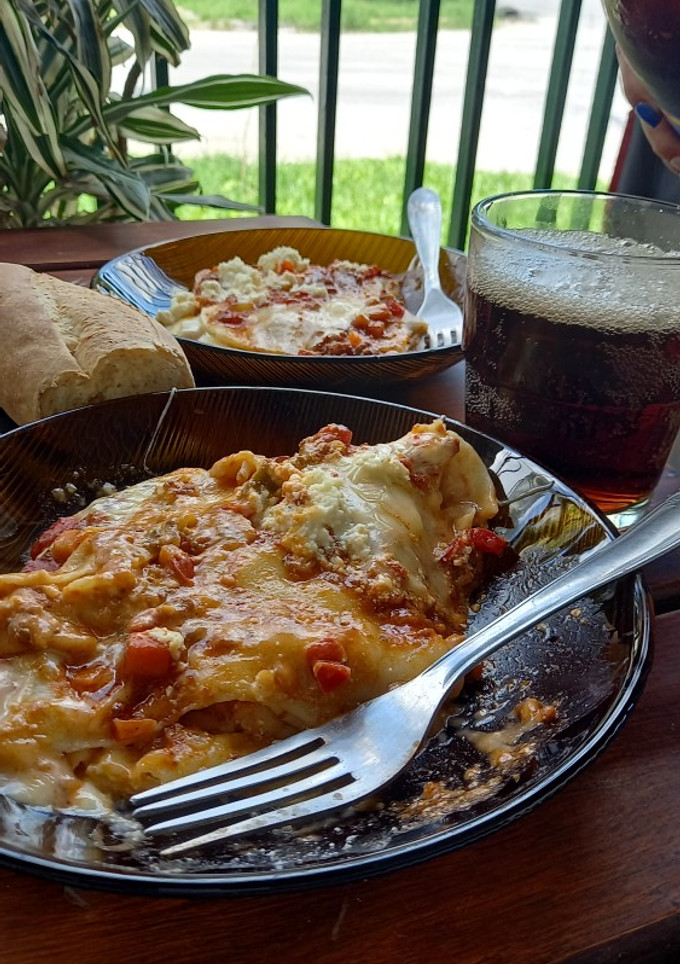 Una foto de Lasaña con salsa boloñesa
