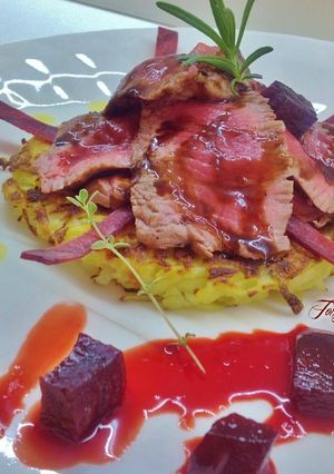 Foto di Tagliata di scottona su rösti di patate, con salsina di barbabietola all'arancia