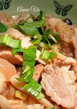 Hình của món Thịt rang nấm linh chi.