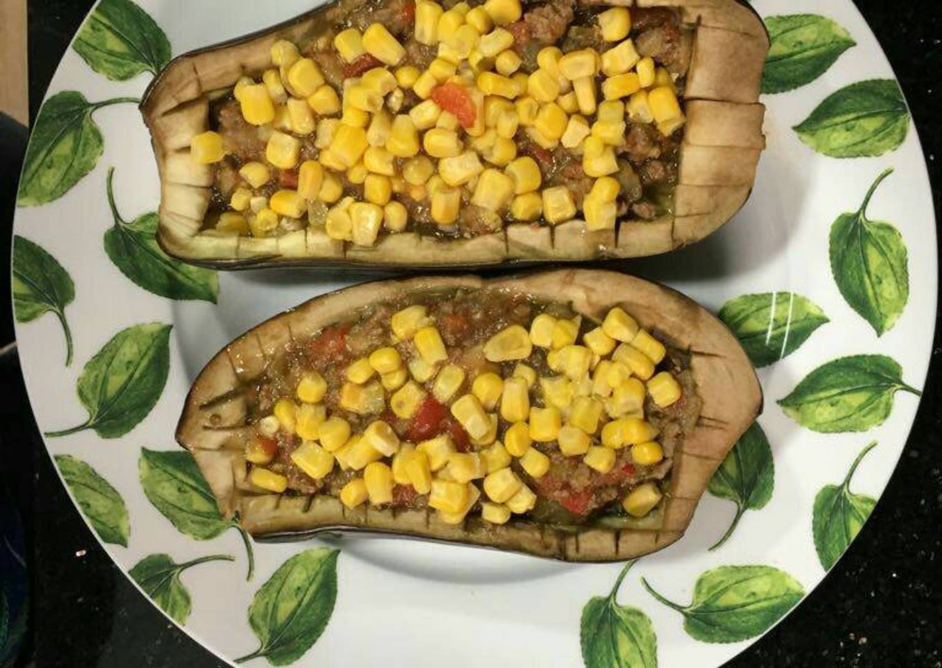 Berenjenas rellenas y maíz