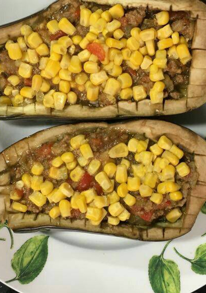 Una foto de Berenjenas rellenas y maíz