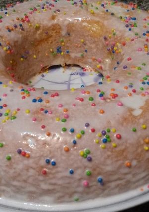 Una foto de Torta de yogurt con glasé de limón