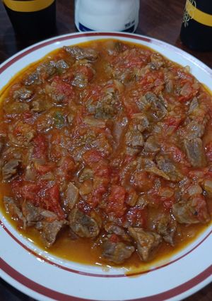 صورة لوصفة قلايه لحمه مع بندورة وبصل