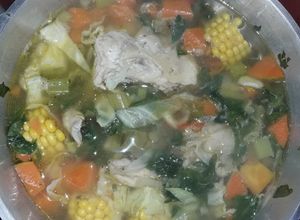 Una foto de Sopa de pollo y verduras 😍