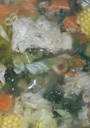 Una foto de Sopa de pollo y verduras 😍