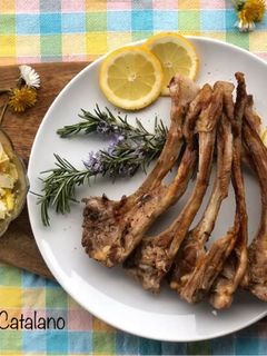 Foto di Abbacchio scottaditoCon carciofi crudi e scaglie di pecorino