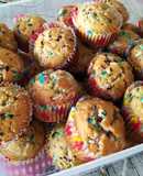 Αφράτα cupcakes με πολύχρωμη τρούφα