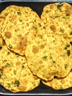 मेथी की पूरी (methi ke poori recipe in Hindi) रेसिपी मुख्य फोटो