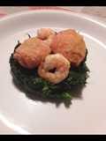 Involtini di trota farciti con mazzancolle su letto spinaci