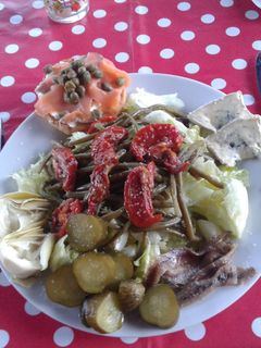 Una foto de Ensalada de salmón y roquefort