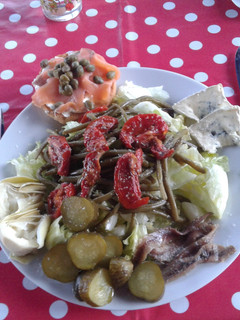 Una foto de Ensalada de salmón y roquefort